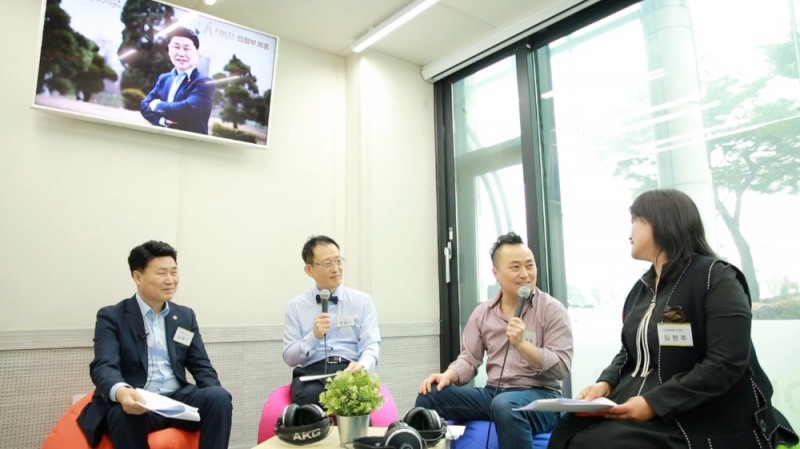 사진=의정부영상미디어센터 라디오 스튜디오에서 김원기 의정부예총 지회장(왼쪽 첫번째)과 박진식 의정부영상미디어센터장(왼쪽에서 두 번째)이 함께 팟캐스트 보이는 라디오 방송을 촬영하고 있다.