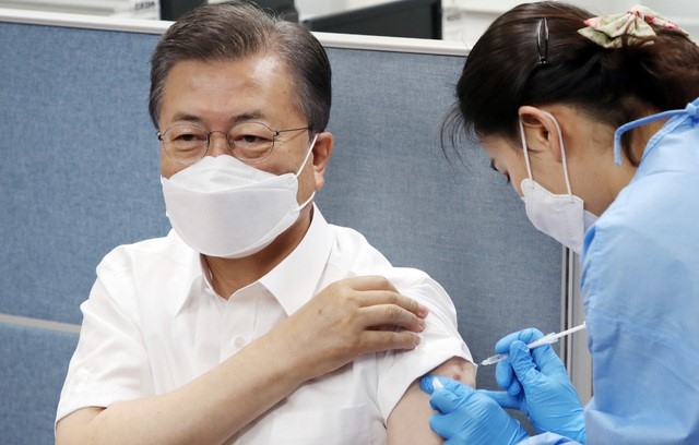 문재인 대통령이 23일 오전 서울 종로구보건소에서 아스트라제네카(AZ)사의 코로나19 백신을 맞고 있다.