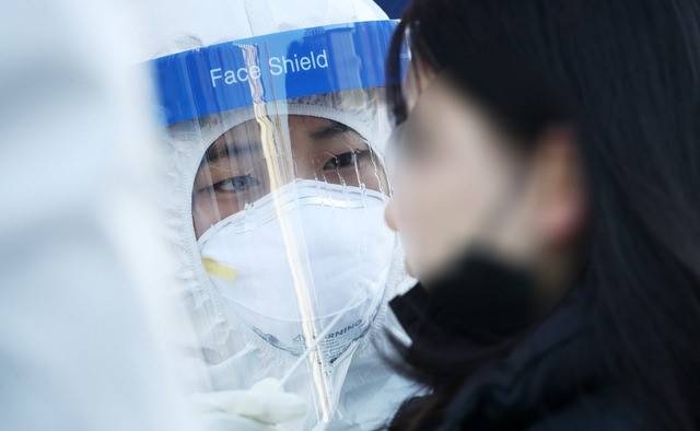 신종 코로나바이러스 감염증(코로나19) 확산에 대응 대규모 선제 진단검사를 실시하기 위해 수도권 150여곳에서 임시선별진료소 운영을 시작한 14일 오후 서울역 광장에 마련된 임시선별진료소에서 의료진들이 검체 채취를 하고 있다.