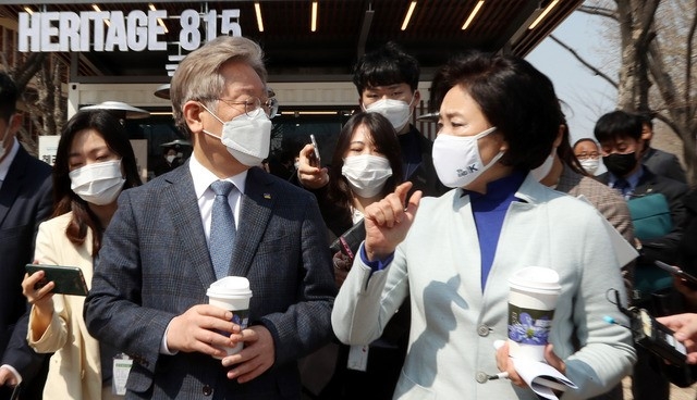 이재명 경기도지사가 24일 국회에서 열린 일산대교-미시령-마창대교 공정한 민자도로 운영 방안 토론회에 참석한 뒤 박영선 더불어민주당 서울시장 후보를 만나 대화하고 있다. (공동취재사진)