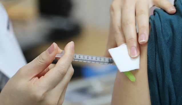 코로나19 환자 치료 의료기관 종사자에 대한 화이자 백신 2차 접종이 실시된 지난 20일 오전 서울 중구 국립중앙의료원 중앙예방접종센터에서 의료진이 접종 대상자에게 접종하고 있다. (공동취재사진)