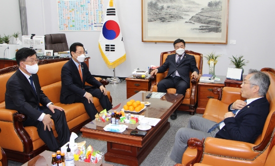 강인규 나주시장이 김영록 전남도지사와 함께 지난 23일 국회 법사위의 한전공대특별법 법안 심의에 앞서 윤호중 법사위원장과 법사위원들을 만나 특별법 통과를 위한 적극적인 협조를 요청했다./사진=나주시