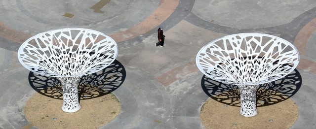 포근한 봄날씨를 보인 지난 16일 오후 세종시 한 공원에 마련된 나무모양 조형물 앞을 한 시민이 지나고 있다.