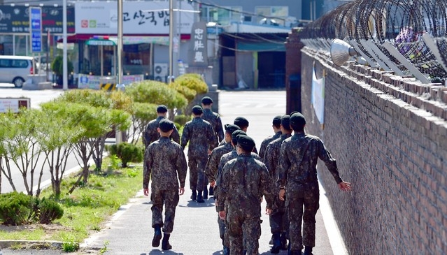 휴가 나가는 장병들.