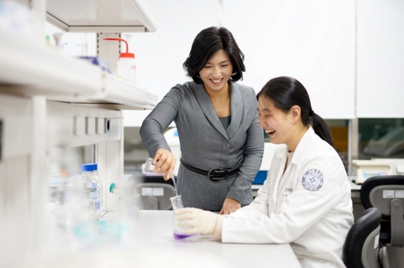 ㈜파이토에코 연구소에서 천연 성분을 활용한 스킨 케어 제품을 연구 중인 모습 / 사진제공=파이토에코