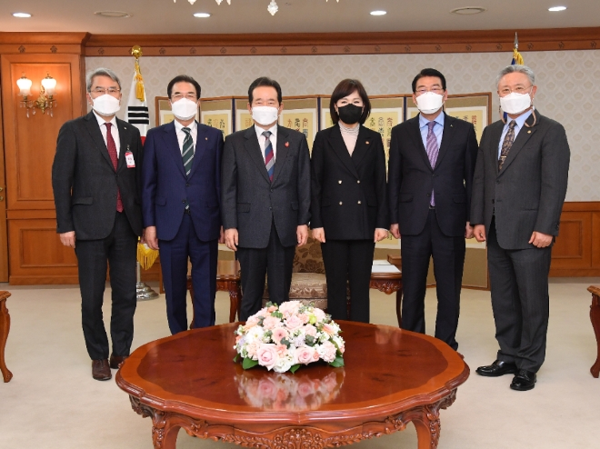 이성희 농협중앙회장(왼쪽부터, 두 번째) 정세균 국무총리(세 번째) 전현희 국민권익위원장(네 번째)과 홍진근 수협중앙회 대표이사(첫 번째), 최창호 산림조합중앙회장(다섯 번째), 임영호 한국농축산연합회장(여섯 번째)