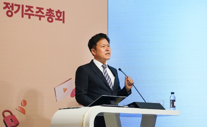 박정호 CEO가 SK텔레콤 본사 사옥 4층 수펙스홀에서 주주들에게 경영 성과 및 비전을 발표하는 모습
