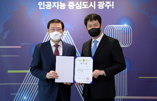 이용섭 광주광역시장이 25일 오전 시청 접견실에서 홍석원 광주시립교향악단 상임지휘자에게 위촉장을 수여한 후 기념촬영을 하고 있다./사진=광주시