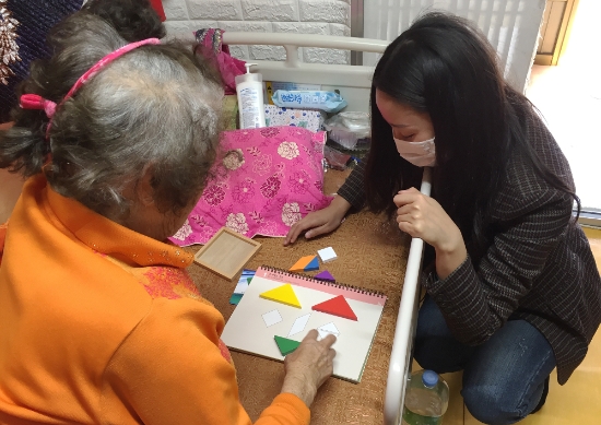 함평군 학교면 맞춤형복지팀이 사례관리대상자 가정을 방문해 힐링 프로그램을 진행하고 있다./사진=함평군