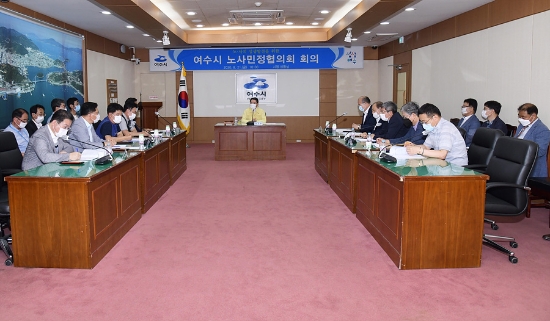 권오봉 여수시장이 노사민정협의회 회의를 주재하고 있다./사진=여수시