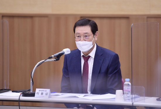이용섭 광주광역시장이 25일 오전 서구 김대중컨벤션센터에서 열린 문화예술미래위원회 전체회의에 참석해 회의를 주재하고 있다./사진=광주시