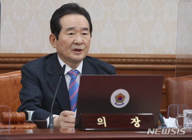 정세균 국무총리가 25일 서울 종로구 정부서울청사에서 열린 임시국무회의에 참석해 발언하고 있다. 이날 정부는 임시국무회의에서 '제1회 추가경정예산 배정계획안'과 그에 따른 기금운용계획 변경안 등을 의결한다.