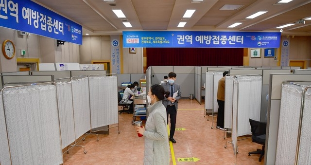 지난 24일 오전 광주 동구 조선대학교병원에 설치된 코로나19 백신 호남권역예방접종센터에서 지난 3일 화이자 백신 1차 접종자를 대상으로 2차 접종이 이뤄지고 있다.