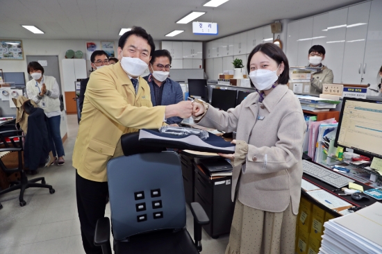 장흥군은 아이 낳기 좋은 직장을 만들기 위한 ‘임산부 직원 배려 정책’을 추진한다/사진=장흥군