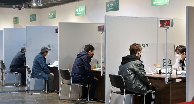 4월 시작될 75세 이상에 대한 화이자 코로나19 백신 접종을 앞두고 25일 대구 동구 아양아트센터에서 열린 코로나19 화이자 백신 접종 모의훈련에서 참가자들이 예진을 받고 있다.