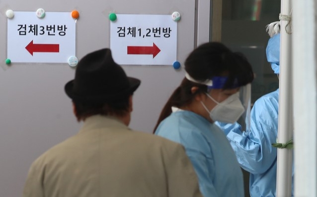 지난 25일 서울 마포보건소 선별진료소에서 직원들이 검사 업무를 하고 있다.