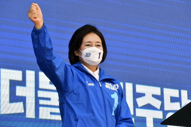 4·7 재보궐 선거운동 첫날인 25일 더불어민주당 박영선 서울시장 후보가 서울 구로구 구로디지털단지 지플러스타워 앞에서 열린 유세 출정식에서 지지자들에게 인사하고 있다. / 사진제공=연합뉴스