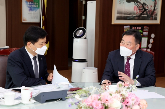 김산 전남 무안군수(右)가 지역 최대 현안 중 하나인 오룡고 신설을 위해 장석웅 전남도교육감을 면담하고 있다/사진=무안군
