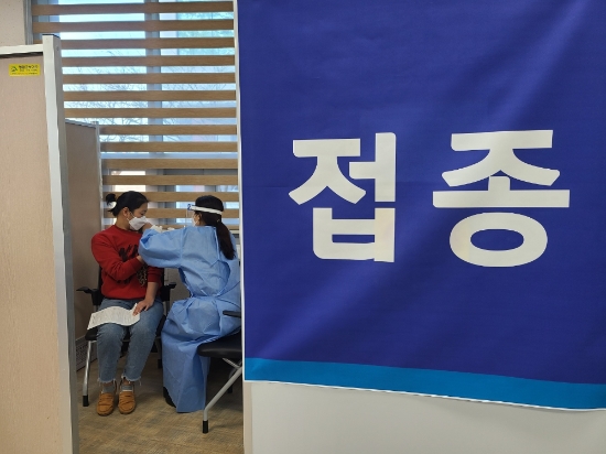 영암군은 오는 4월 15일부터 관내 75세 이상 노인, 노인·장애인 시설 입소·종사자 등을 대상으로 예방접종센터와 위탁의료기관에서 ‘2분기 코로나19 백신 접종’에 들어간다/사진=영암군