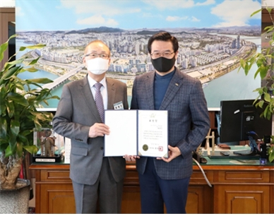 깨끗한나라 최병민 회장(왼족), 성장현 용산구청창