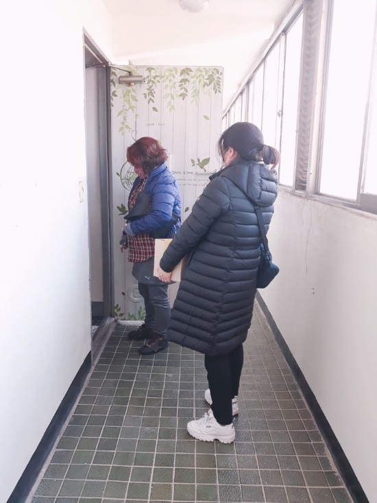 고독사지킴이단으로 활동하는 김분남(50세, 여), 김미화(54세, 여)/사진=목포시