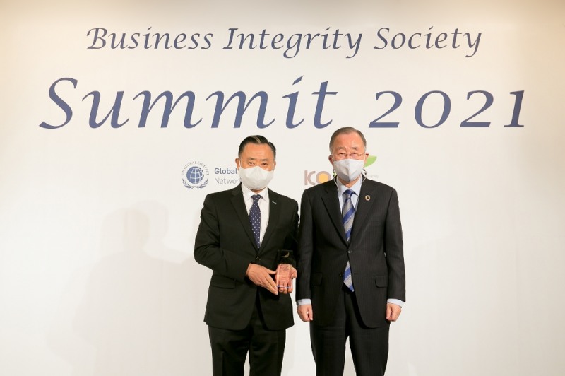 이해선 코웨이 대표이사(왼쪽)와 반기문 제8대 UN사무총장 겸 UNGC 한국협회 명예회장이 상패 수상 후 사진 촬영을 하고 있다.