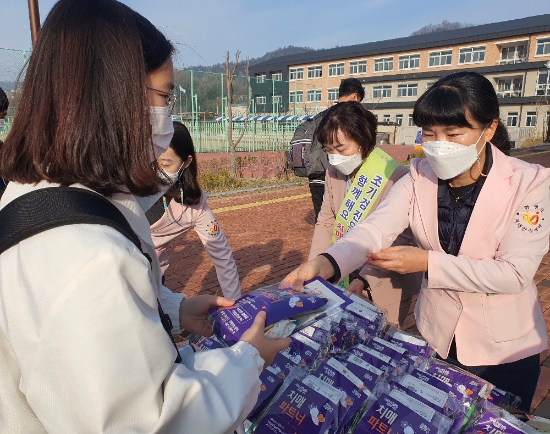함평군은 관내 중고등학교를 찾아 캠페인을 펼치고 있다./사진=함평군