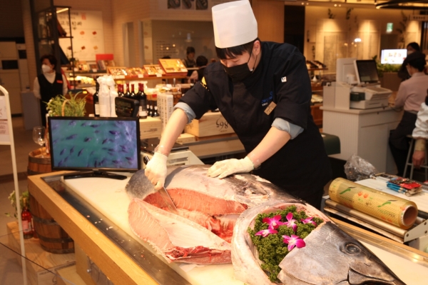 동원산업, 300kg 초대형 북대서양 참다랑어 해체쇼 진행