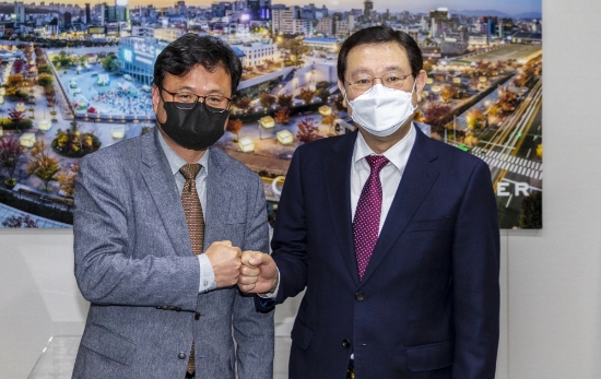 이용섭 광주광역시장이 26일 오전 동구 국립아시아문화전당을 방문해 최원일 신임 국립아시아문화전당 전당장 직무대리과 인사를 나누고 있다./사진=광주시