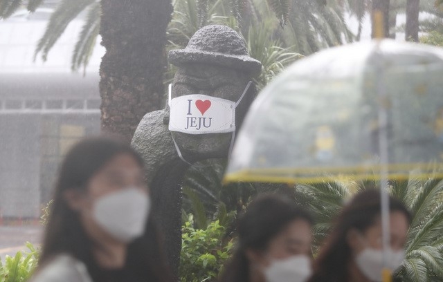 제주국제공항에서 관광객들이 이동하고 있다.