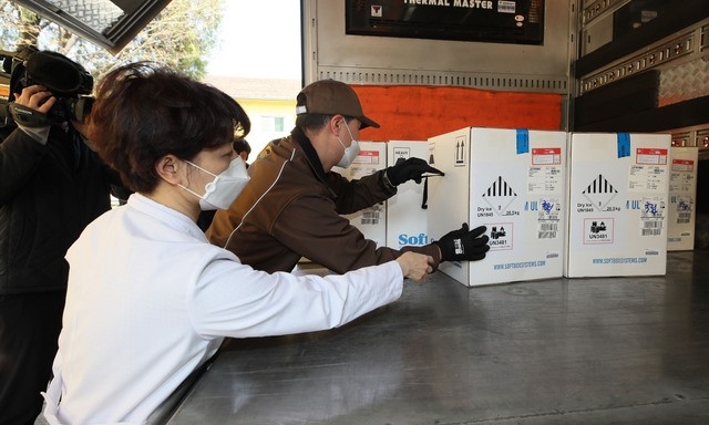 만 75세 이상 고령층 접종에 쓰일 미국 화이자의 코로나19 백신이 24일 오전 서울 중구 국립중앙의료원 중앙예방접종센터에 도착해 책임약사가 화이자 백신을 점검하고 있다. (공동취재사진)