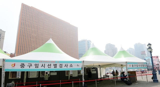 지난 26일 오전 서울 중구 서울역광장에 마련된 코로나19 중구임시선별검사소에서 시민들이 검사를 받기 위해 줄 서 있다.