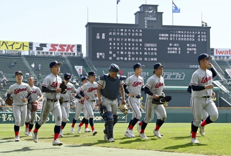 (효고 교도=연합뉴스) 교토국제고 야구팀 선수들이 27일 열린 제93회 선발고교야구대회 16강전에서 도카이다이스가오고에 4대 5로 패한 뒤 한신고시엔구장에서 이동하고 있다.