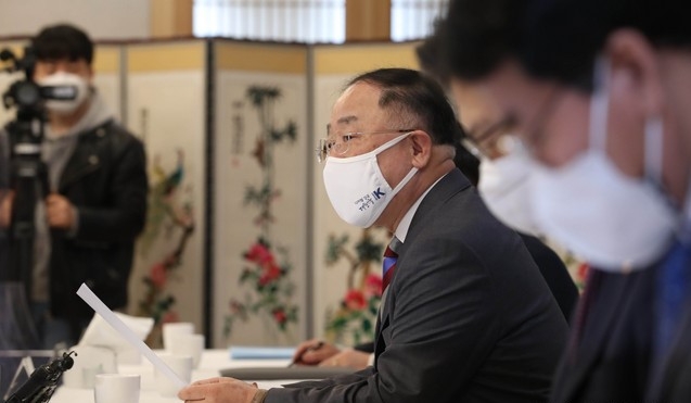 홍남기 경제부총리 겸 기획재정부 장관이 26일 오전 서울 종로구 정부서울청사 국무위원식당에서 열린 제18차 부동산시장 점검 관계장관회의에 참석해 발언하고 있다. (공동취재사진)