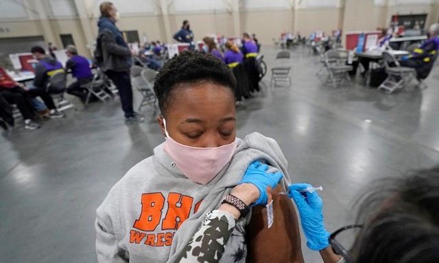 24일(현지시간) 미국 유타주 샌디에서 한 23세 주민이 화이자 코로나19 백신을 접종하고 있다. 이날부터 유타주는 16세 이상 모든 주민에게 코로나19 백신 접종을 허용했다.