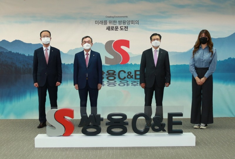 왼쪽부터 최동환 노조위원장, 홍사승 회장, 이현준 대표, 직원 대표 오연주 사원