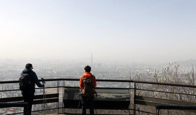 서울지역에 초미세먼지 주의보가 해제됐지만 고농도의 황사가 유입되면서 환경부가 황사 위기경보 '관심' 단계를 발령한 이튿날인 지난 16일 오후 경기 광주 남한산성에서 바라본 서울 도심 대기가 뿌옇다.