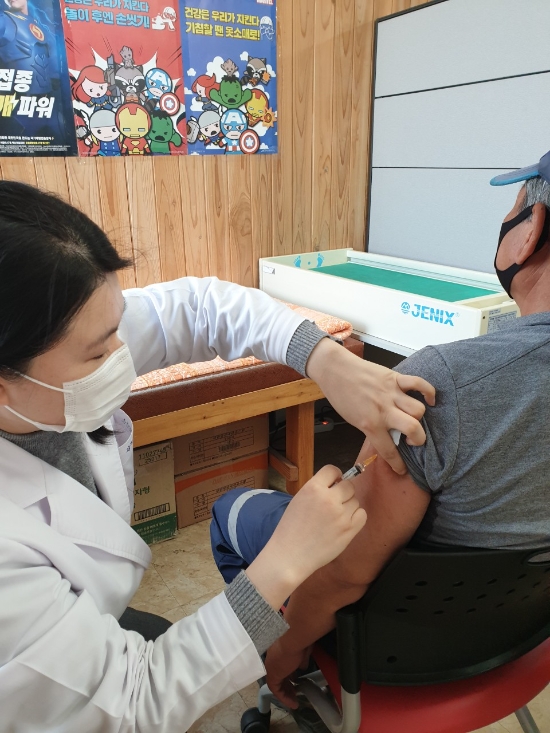 강진군 보건소 대상포진 접종 장면/사진=강진군