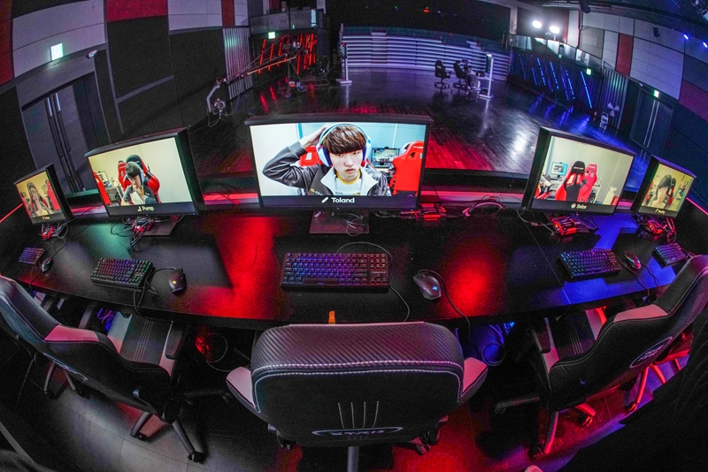 LCK CL이 열리는 무대 경기석(사진=한국e스포츠협회 제공).