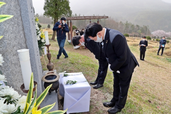 장흥군(군수 정종순)은 29일 장흥공설공원묘지 산불 순직공무원 추모비에서 ‘제28주기 산불 순직공무원 추모식’을 가졌다/사진=장흥군