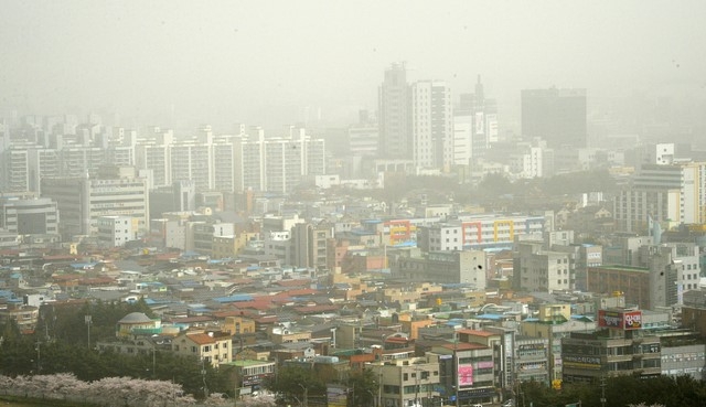 29일 전북도청 헬기장에서 바라본 전주시가 황사의 영향으로뿌옇게 흐려져 있다.