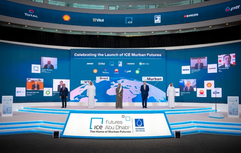 GS칼텍스 허세홍 사장(맨 왼쪽, 화상)이 29일 오후에 열린 ICE 아부다비 선물거래소 출범식에서 행사 관계자들과 기념 촬영을 하고 있다. / 사진 = GS칼텍스