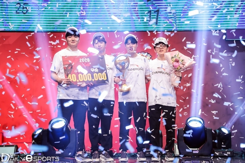 2020 카트라이더 리그 시즌2 우승 트로피를 든 한화생명. 2021 시즌1에서도 4연승을 달리며 디펜딩 챔피언의 면모를 과시하고 있다.