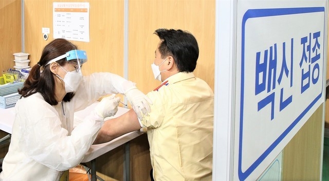 충북 충주시 방역당국이 29일 충주체육관에서 코로나19 예방접종 모의훈련을 하고 있다. 4~6월 75세 이상 고령층과 노인시설 입소자 등을 우선 접종한다.