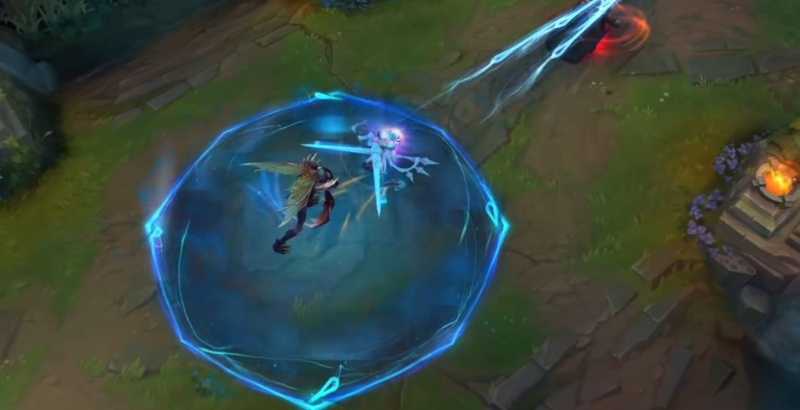 바늘을 던지는 원거리 스킬을 사용하는 그웬(사진=리그 오브 레전드 공식 유튜브 발췌).