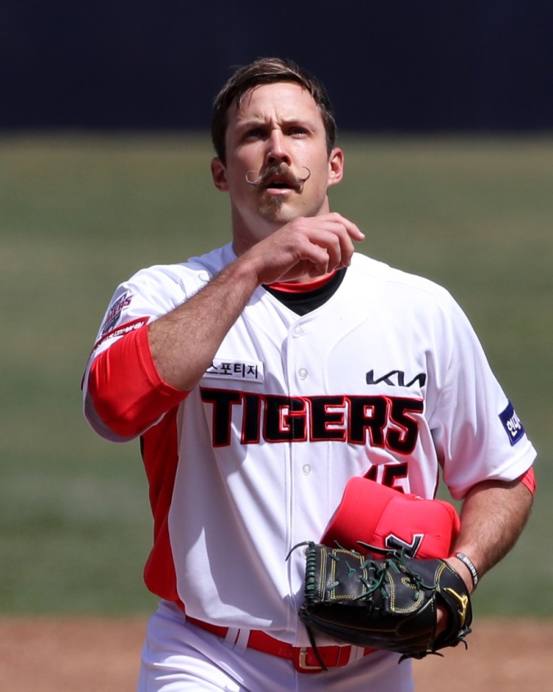 KIA 타이거즈의 멩덴은 4.2이닝동안 7안타를 맞고 6실점해 체면을 구겼다.