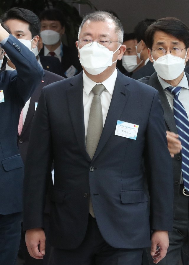 정의선 현대자동차그룹 회장이 2일 오후 인천 서구 SK인천석유화학에서 열린 제3차 수소경제위원회에 참석하고 있다. (공동취재사진)