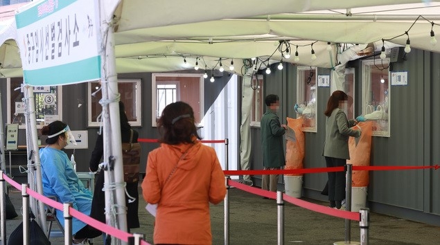 지난 30일 오전 서울 중구 서울역광장 임시선별검사소에서 시민들이 코로나19 검사를 받고 있다.