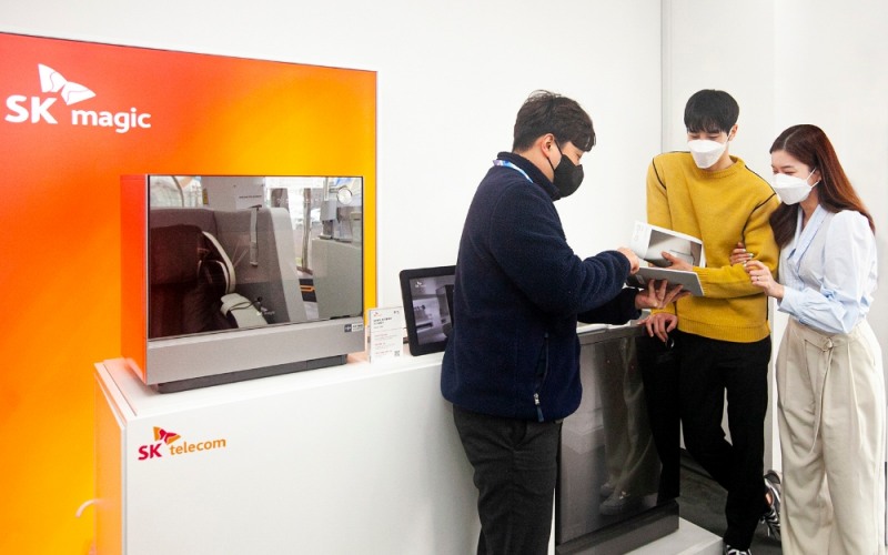 SK텔레콤은 31일부터 대리점에서 SK매직의 정수기, 공기 청정기, 인덕션 등 전체 렌탈 서비스를 직접 체험해보고 가입/구독할 수 있게 된다고 밝혔다.사진은 SKT 고객이 SKT 매장에서 SK매직 렌탈 제품의 구독 관련 상담을 하는 모습. / 사진 = SK텔레콤