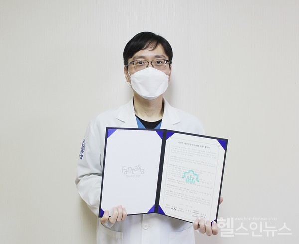 부천자생한방병원왕오호병원장이부천시보건소및부천시한의사회와30일비대면방문건강관리사업업무협약을체결하고기념촬영을하고있다